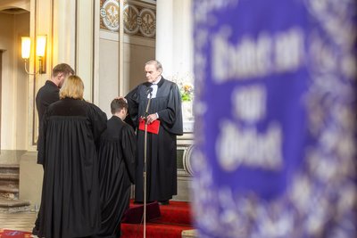 Feierlicher Moment in der St.-Aegidien-Kirche: Am Sonntagnachmittag wurde der 32-jährige Albrecht Meinel offiziell ordiniert und in sein neues Amt als Pfarrer von Frankenberg eingeführt.