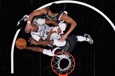 Beim NBA-Spiel der San Antonio Spurs gegen die Minnesota Timberwolves wird Stephon Castle (l) von den Spurs von Mike Conley von den Timberwolves geblockt.