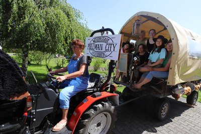 Kerstin Uhlig steuert den Wildwest-Wagen beim Festumzug zum Dorffest in Lichtenberg.