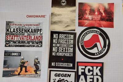 In Mittweida haben Mitarbeiter der Stadt auch solche Sticker entfernt und aufbewahrt, die der linken Szene zuzuordnen sind.