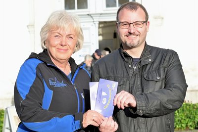 Martina Zapf  hat den Staffelstab an den Bandonionverein Carlsfeld weitergereicht, im Bild dessen Vorsitzender Robert Wallschläger.