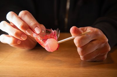 Fazit: Durch den Dreh-Trick lässt sich der Lolli leichter auspacken.