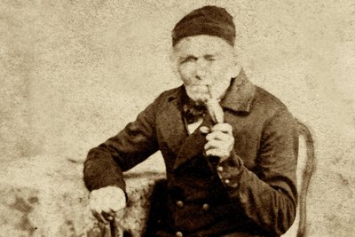 Dies ist die vermutlich älteste Fotografie eines Auerbachers: Es zeigt den Gutsbesitzer Christian Gottlieb Thierfelder - der übrigens der Urururururgroßvater von Hobbyforscher Falk Drechsel ist. Drechsel hat jetzt eine fast 600-seitige Forschungsarbeit fertiggestellt, die alle nachweisbaren Familien im Ort bis ins Jahr 1800 erfasst hat.