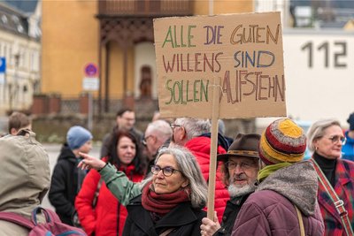 Rund 130 Menschen haben sich am Sonntagnachmittag auf dem Olbernhauer Postplatz für Respekt und Toleranz ausgesprochen.