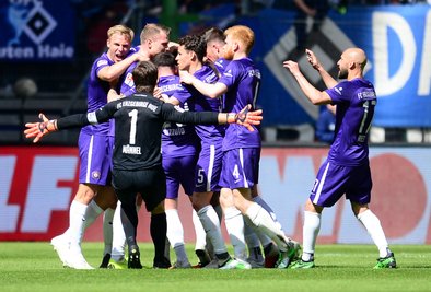 Aues Spieler jubeln nach dem Treffer zum 0:1.