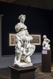 Blick in die Ausstellung zu Paul Heermann im Semperbau am Zwinger in Dresden: das Glanzstück "Staurn und Ops", im Hintergrund ist zudem eines der vier Puttenpaare von Heermann zu sehen.  