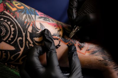 Tattoos kamen in den 90ern schwer in Mode ...