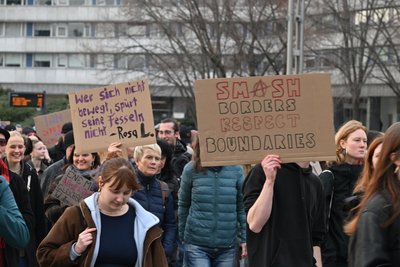 Eine Demo, an der vor allem, aber nicht nur Frauen teilnahmen, ist am Montag über den Innenstadtring gezogen. Sie demonstrierten gegen das Patriarchat und für Gleichberechtigung.