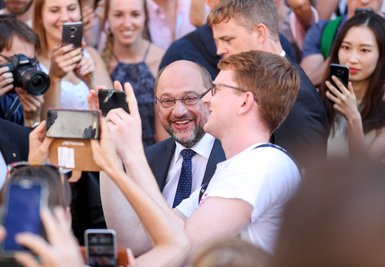 SPD-Kanzlerkandidat Martin Schulz am Dienstag auf dem Weg zur Wahlkampfbühne in Leipzig. In einem so wohlhabenden Land wie Deutschland sei es völlig unverständlich, so Schulz, dass ganze Landstriche von einem schnellen Internet abgehängt seien.