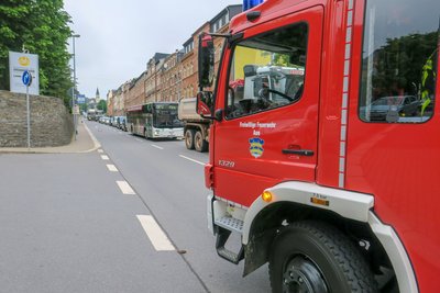 Die Feuerwehr musste auslaufende Betriebsmittel von der Fahrbahn entfernen.