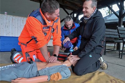 Die Versorgung von Notfallpatienten mit Atemwegssicherung ist ein Punkt der gemeinsamen Übung von Bergwacht und Rettungskräften gewesen. Im Bild: Robin Schreiter aus Zschopau, Tilo Hammer aus Johanngeorgenstadt und Matthias Schmalfuß aus Schwarzenberg (v. l). 