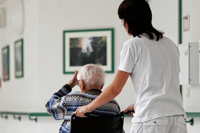Die Eigenanteile der Kosten für Pflegeheimbewohner können erdrückend sein. Daher sollen die Zuschüsse erhöht werden. 