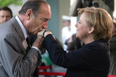 Frankreichs Staatspräsident Jacques Chirac bekundete Bundeskanzlerin Angela Merkel bei seinem Berlin-Besuch am 3. Mai 2007 mit einem Handkuss seine Wertschätzung.