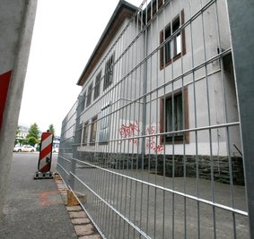 Mit einem Zaun an der schmuddeligen Seite des Nachteingangs sollen Schmierer vom Gebäude ferngehalten werden.