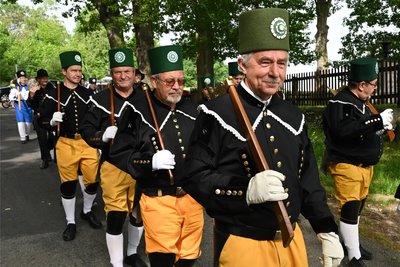 Mitglieder der Bergbrüderschaft „Schneeberger Bergparade“ bei einem kleinen sommerlichen Aufzug: Wem solcherlei gewandete Herrschaften begegnen, der sollte wissen, wie er sie zu grüßen hat, ohne ins Fettnäpfchen zu treten. Mit „Moin“ oder „Tagchen“ eher nicht.