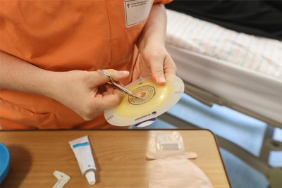 Jeder Handgriff muss sitzen, wie hier bei der Vorbereitung auf das Versorgen eines Patienten mit künstlichem Darmausgang.