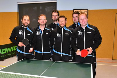 Haben allen Grund zum Strahlen: Die Tischtennis-Männer des TSV Schlettau haben erstmals in dieser Saison die Tabellenführung übernommen.