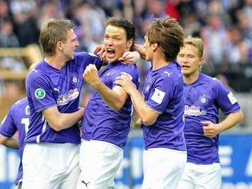 Aufstieg perfekt: Jubel bei Erzgebirge Aue, hier nach dem 1:0 durch Marc Hensel.