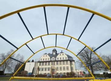 Blick vom Spielplatz auf die Johann-Esche-Grundschule in Köthensdorf. Während der Sommerferien ist im Gebäude eine Reihe von Bauarbeiten durchgeführt worden. 