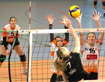 Franziska Gründler, Sophie Seibt und Dorothee Schwalbe (von links) durften mit den Damen des VC Zschopau einen 3:1-Sieg gegen den bisherigen Spitzenreiter aus Dresden bejubeln. 