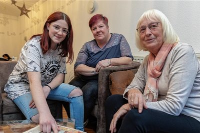 Autorin Christina Seidel (rechts) begleitet seit 15 Jahren die sogenannten Weihnachtskinder die in Rodewisch geboren worden sind. Celina Ziegner (links) ist eines davon. In der Mitte: Mutti Nicole.