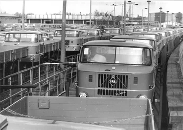 30000 Nutzfahrzeuge werden in diesem Jahr im VEB IFA Automobilwerke Ludwigsfelde produziert. Zu den Exporterzeugnissen des Werkes für die ungarische Volksrepublik gehören die Fünftonner des Typs W50. Vom Versandbanhof aus treten sie die Reise in das Abnehmerland an.