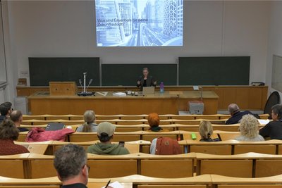 Laura Oberender, Studentin Bauingenieurwesen an der TU Dresden, sprach in Freiberg über die Zukunft des Bauens.