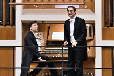 Benjamin Reiners (links - hier mit dem Organisten Christian Schmitt beim Sinfoniekonzert im Dezember 2025) war von Anfang an fasziniert von der Orgel, spielt sie auch selbst.