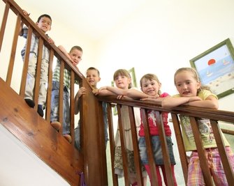 Vor dem Zuckertütenfest gab's am Freitag für diese künftigen Abc-Schützen aus der Kindertagesstätte Brückenberg einen Fototermin auf der alten Holztreppe, die aus Brandschutzgründen ersetzt werden muss.
