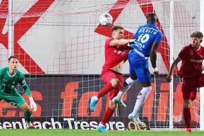 VSG-Stürmer Manassé Eshele (1,92 Meter) trifft zum 0:3, Oliver Fobassam - mit 1,90 Metern auch groß gewachsen - kann ihn nicht am Kopfball hindern.