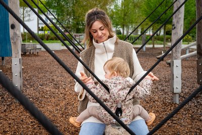 Roxana Hofmann mit ihrer jüngsten Tochter auf dem Spielplatz am Erlebnismuseum „Zeitwerkstadt“.