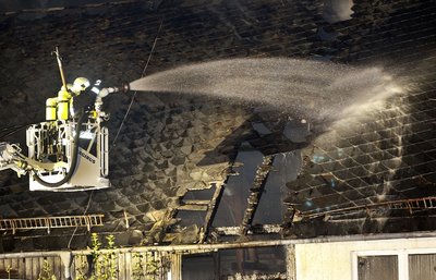 Die Feuerwehr bekam das Feuer schnell in den Griff. Die Flammen griffen nicht auf das angrenzende Wohnhaus über.