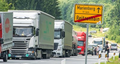 Die jüngste einstündige Demonstration in Reitzenhain sorgte für einen kilometerlangen Stau. Die Aktion zeigt, wie viele Lkw täglich durch den kleinen Grenzort rollen. 