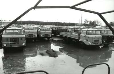 Quasi auf Halde produzierte der VEB IFA Automobilwerke Ludwigsfelde in der Vergangenheit seine Fahrzeuge. Auf verschiedenen Plätzen harren derzeit 2000 LKW aus, manche davon schon bis zu zwei bis drei Jahre. Nicht selten stehen sie bis zu den Achsen im Wasser. Das die Fahrzeuge stark mit Konservierungsmitteln versehen wurden und auf Sandboden stehen, wird das Grundwasser durch die Kohlenwasserstoffe beträchtlich verseucht.