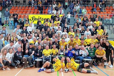 Der Jubel bei Spielern, Verantwortlichen und Fans war am Donnerstagabend groß: Die Handballer des SV 04 Plauen-Oberlosa sind nach 16 Spielen ohne Niederlage Vizemeister in der Mitteldeutschen Oberliga geworden. 