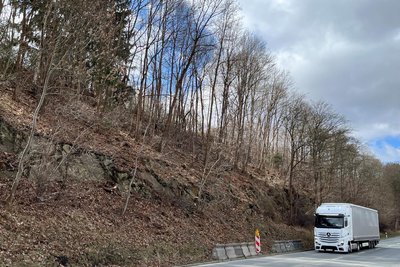 Der Hang an der B 92/Talsperrenstraße in Oelsnitz muss gesichert werden.
