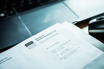 Der Rentenbescheid zeigt zum Beispiel auf, wie sich der hochgerechnete Rentenanspruch im Zuge der jährlichen Rentenanpassung entwickeln könnte.