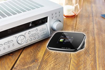 Solche kleinen Zusatzgeräte, die es etwa von Albrecht (Foto), Technisat oder Dual gibt, empfangen mittels Wurf- oder Teleskopantenne digitales Radio per DAB+ und werden an die Stereoanlage angeschlossen.