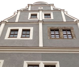 Die Fassadenprobe zeigt zwei Varianten der Sanierung, eine originalgetreue (links) und eine preiswerte.