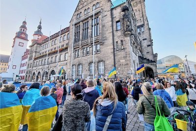 Bereits vor Versammlungsbeginn fanden sich zahlreiche Teilnehmer vor dem Rathaus ein. 