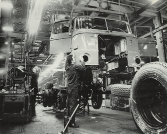 Die Werktätigen des VEB IFA Automobilwerke Ludwigsfelde haben sich im sozialistischen Wettbewerb das Ziel gestellt, die witterungsbedingten Planrückstände bis zum 17.2.79 aufzuholen. Am Montageband des W50 wurde am 8.1.79 die Schichtzielstellung von 54 LKW um 2 Fahrzeuge überboten. des. Foto: 