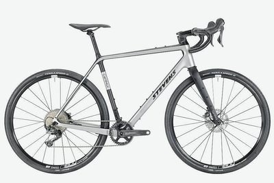 Für Asphalt und Schotter: Gravelbikes sind Rennräder fürs Grobe. Das Camino Pro von Stevens ist aus Carbon, wiegt nur 8,5 Kilo und ist taugt auch für mehrtägige Bikepacking-Touren. Preis: 3.100 Euro. 