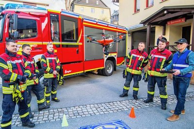Drohnenausbildung für zehn Kameraden der Freiwilligen Feuerwehr Beierfeld, darunter Silvio Döring, Marques Zenker, Werner Beier, Tim Krannich, Chris Rößner (v. l.) mit Ausbilder Jörg Vogel. 