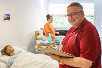 Marcus Rasim ist Bundestrainer der Nationalmannschaft Pflege Deutschland. Er bereitet die Chemnitzerin Anna Telle intensiv auf die anstehende Weltmeisterschaft vor.