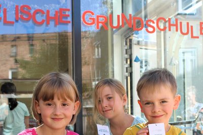 Die Abc-Schützen erhielten in Schneeberg einen Gutschein von der Bibliothek.