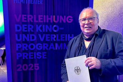 Freibergs leidenschaftlichster Cineast Thomas Erler nahm die Auszeichnung für das Freiberger Kinopolis entgegen.