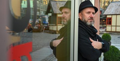 Kai-Uwe Günther, Inhaber der Boutique Lagatta im Stadtzentrum, kennt die Probleme der Händlerschaft aus langjähriger eigener Erfahrung. Die Schließung des Chemnitzer Kaufhofs, sagt er in der ARD-Dokumentation, wäre eine Katastrophe gewesen. In Ingolstadt ist genau das passiert. 