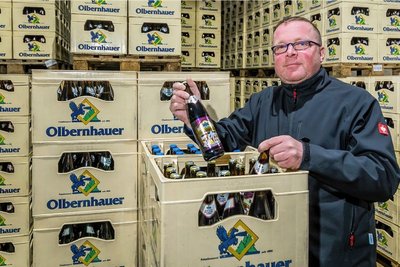 Vom beliebten Olbernhauer Weihnachtsbier hat Peter Tippmann noch wenige Kästen als Restbestand im Lager. 