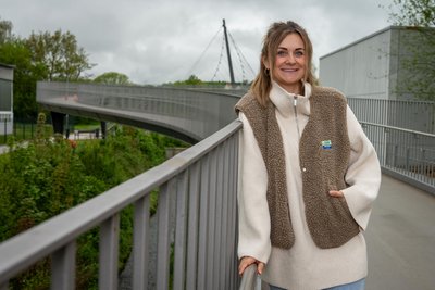 Roxana Hofmann an der Schlangenbrücke in Frankenberg, die zur Landesgartenschau errichtet wurde.
