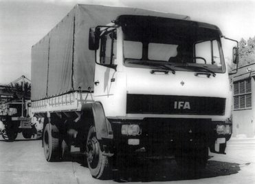 Der Prototyp eines vom Ifa-Kombinat Nutzkraftwagen und der Mercedes-Benz- AG Stuttgart gemeinsam entwickelten LKW wurde in Ludwigsfelde vorgestellt. Der L 60 mit Mercedes-Fahrerhaus und weiteren technischen Verbesserungen hat 13 t Gesamtmasse und 180 PS Leistung.